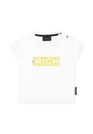 Camiseta blanca de manga corta con un estampado rectangular amarillo que tiene la palabra "RICH" en letras negritas negras. Incluye detalles de botones a presión.