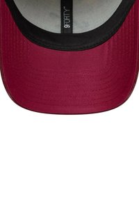 Cappello da baseball color bordeaux con visiera nera, realizzato in un tessuto testurizzato. L'interno presenta una fodera chiara con un'etichetta che riporta la scritta "9FORTY."