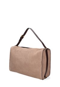 Beige suède tas met een rechthoekige vorm, een bruin leren schouderband, gouden hardware accenten en een ritssluiting aan de bovenkant.