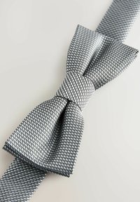 Grau-schwarze gemusterte Fliege aus strukturiertem Stoff mit klassischer Fliegenform und einem glatten Knoten in der Mitte.