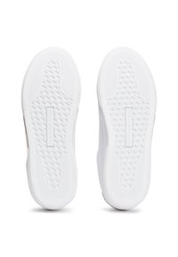 Chaussures de sport blanches dotées d'une semelle en caoutchouc texturée avec un motif en losange et un logo embossé sur un accent rectangulaire.