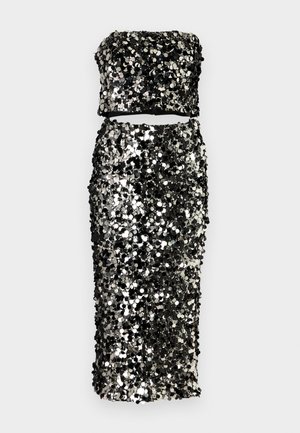 Schwarzes und silbernes Pailletten-Zweiteiler-Kleid mit trägerlosem Oberteil und hochtailliertem, figurbetontem Rock. Glatte Textur mit reflektierender Oberfläche.