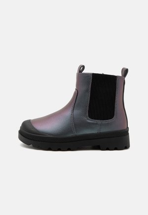 Bottine irisée brillante à la cheville avec un panneau latéral élastique noir, des languettes de traction et une semelle épaisse en caoutchouc noir avec crampons pour une bonne adhérence.