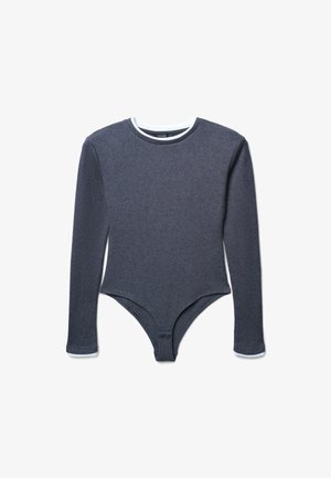 Body a maniche lunghe grigio realizzato in tessuto morbido, con scollatura rotonda e rifiniture bianche sul collo e sui polsini.