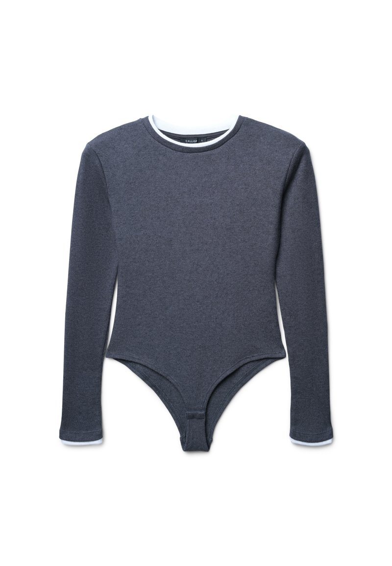 Body a maniche lunghe grigio realizzato in tessuto morbido, con scollatura rotonda e rifiniture bianche sul collo e sui polsini.