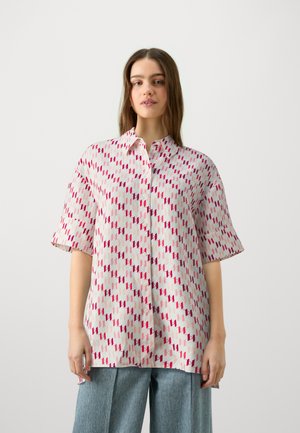 Button-up shirt in light fabric, featuring a geometric pattern of pink and red hues. Short sleeves and relaxed fit with a collar detail.