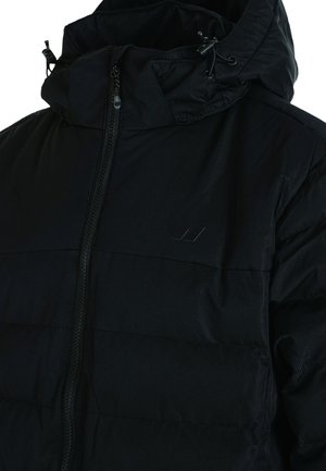 Schwarze Pufferjacke mit Reißverschluss vorne, hohem Kragen und verstellbarem Kapuze. Sie verfügt über segmentierte Einsätze und ein kleines Logo auf der Brust.