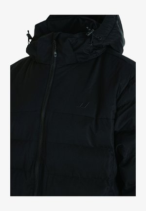 Chaqueta puffer negra con cremallera frontal, cuello alto y capucha ajustable. Presenta paneles segmentados y un pequeño logo en el pecho.