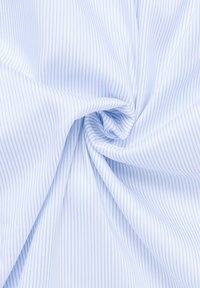 Tessuto a strisce azzurro chiaro con una texture liscia, caratterizzato da sottili linee bianche. Il motivo crea un contrasto sottile, adatto per vari capi d'abbigliamento.