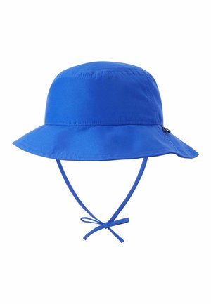 Niebieski kapelusz typu bucket z szerokim rondem, z regulowanymi paskami pod brodą zawiązanymi na kokardę, wykonany z gładkiej tkaniny, przedstawiony na białym tle.