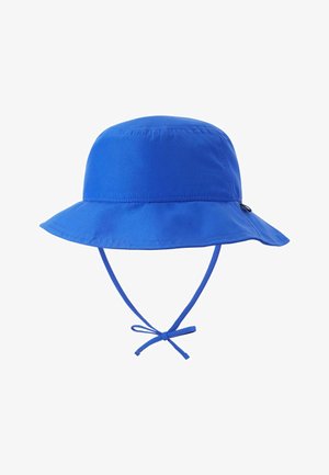 Niebieski kapelusz typu bucket z szerokim rondem, z regulowanymi paskami pod brodą zawiązanymi na kokardę, wykonany z gładkiej tkaniny, przedstawiony na białym tle.