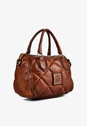 Bolso de mano de piel marrón acolchado con dos asas, herrajes dorados y un parche de marca con texto y tachuelas en el centro frontal.