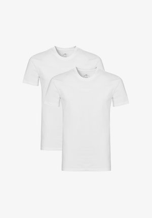 Deux T-shirts blancs en coton, avec un col rond, des manches courtes et une coupe régulière. Pas de motifs ni de graphiques visibles.