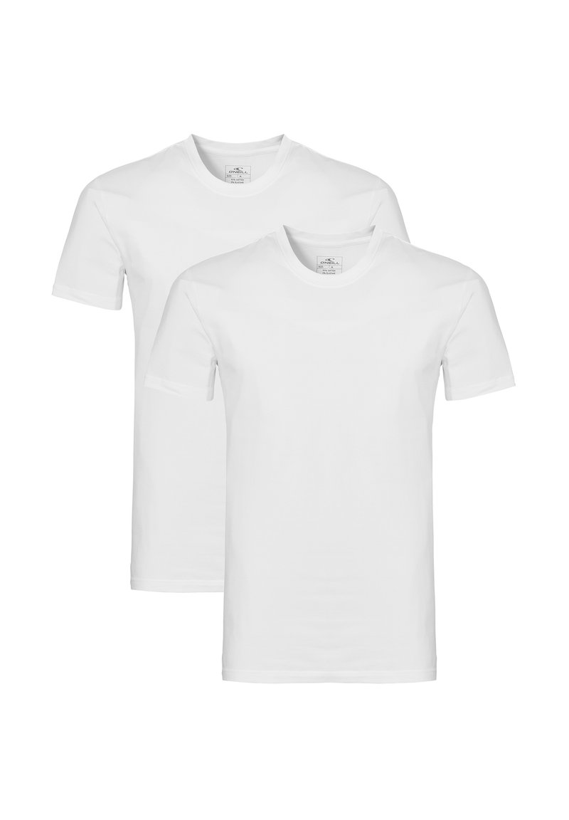 Deux T-shirts blancs en coton, avec un col rond, des manches courtes et une coupe régulière. Pas de motifs ni de graphiques visibles.