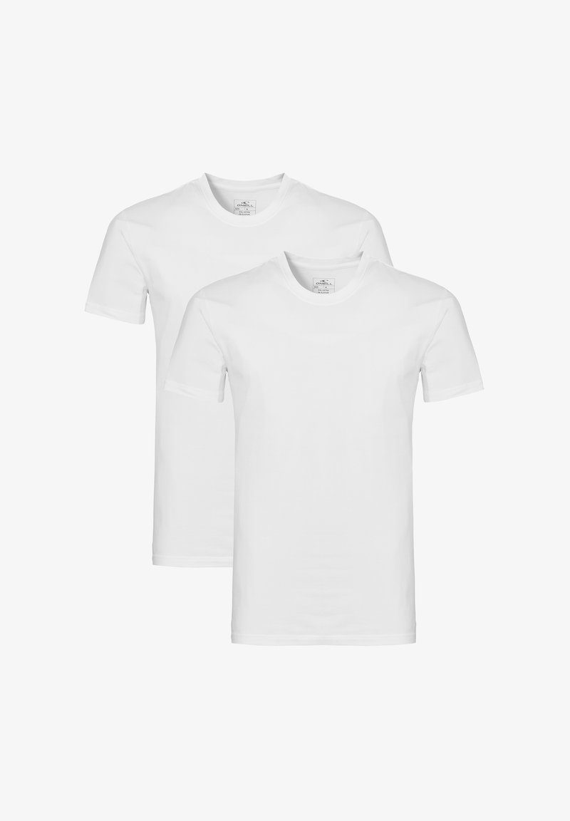 Deux T-shirts blancs en coton, avec un col rond, des manches courtes et une coupe régulière. Pas de motifs ni de graphiques visibles.