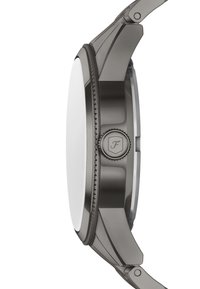 Montre en acier inoxydable avec un cadran blanc lisse, dotée d'une lunette texturée et d'une couronne gravée. Des maillons argentés relient le boîtier au bracelet.