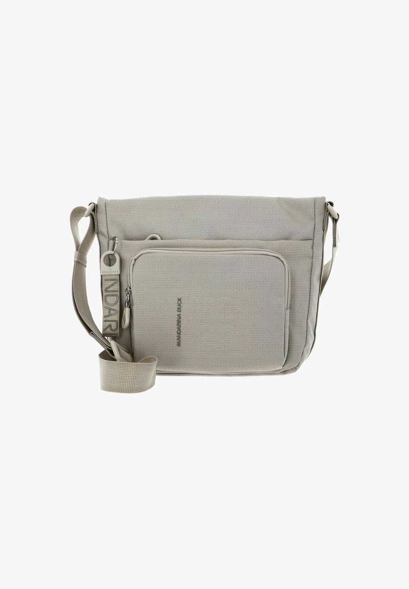 Hellegraue Umhängetasche aus strukturiertem Stoff, verstellbarer Gurt, vorderes Reißverschlussfach und geprägt Logo-Detail an der Seite.