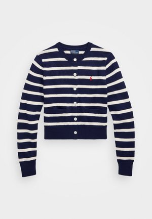 Cardigan rayé bleu marine et blanc à manches longues, boutonné à l'avant, avec un petit logo rouge sur la poitrine gauche.