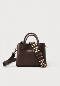 Barna bőrtáska arany kiegészítőkkel, két fogantyúval és levehető pánttal. A "VALENTINO" felirat jól láthatóan a táskán.