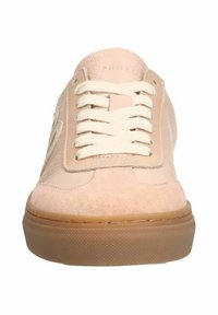 Hellrosa Sneakers mit Obermaterial aus Wildleder und strukturiertem Leder, runder Zehenpartie, cremefarbenen Schnürsenkeln und einer Sohle aus Gummigummi. Minimale Markenkennzeichnung auf der Zunge.