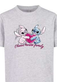 Grå t-shirt med tegneseriefigurer, der holder et pink hjerte, teksten "Ohana betyder familie" i lilla, korte ærmer og rund halsudskæring.