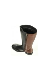 Stivale in pelle alto fino al ginocchio con un design bicolore, con asta nera e parte bassa marrone. Chiusura con zip laterale e texture liscia visibile.