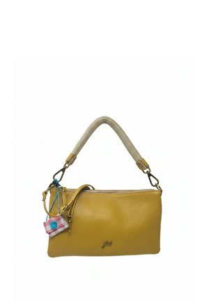 Borsa in pelle gialla con manico intrecciato color crema, chiusura con cerniera e piccola bustina rosa a quadretti attaccata con un laccio blu.