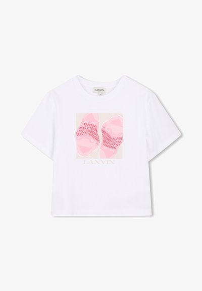 Hvid kortærmet Lanvin T-shirt med et firkantet motiv af pink sandaler med røde remme på forsiden.
