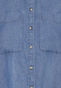 Hellblaue Jeanshemd mit zwei Vordertaschen, einer durchgehenden Knopfleiste mit metallischen Knöpfen und einer glatten Textur.