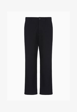 Pantaloni di cotone neri con taglio dritto, chiusura con bottone e passanti per cintura. Tessuto uniforme, senza motivi o dettagli, con orli rifiniti.