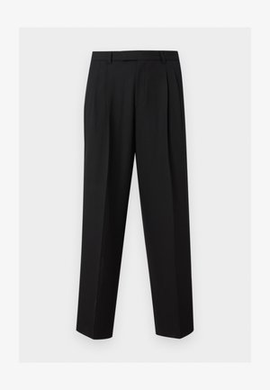 Pantalon noir sur mesure avec jambes droites, plis à la taille, passants de ceinture et poches latérales fendues, présenté sur un fond uni.