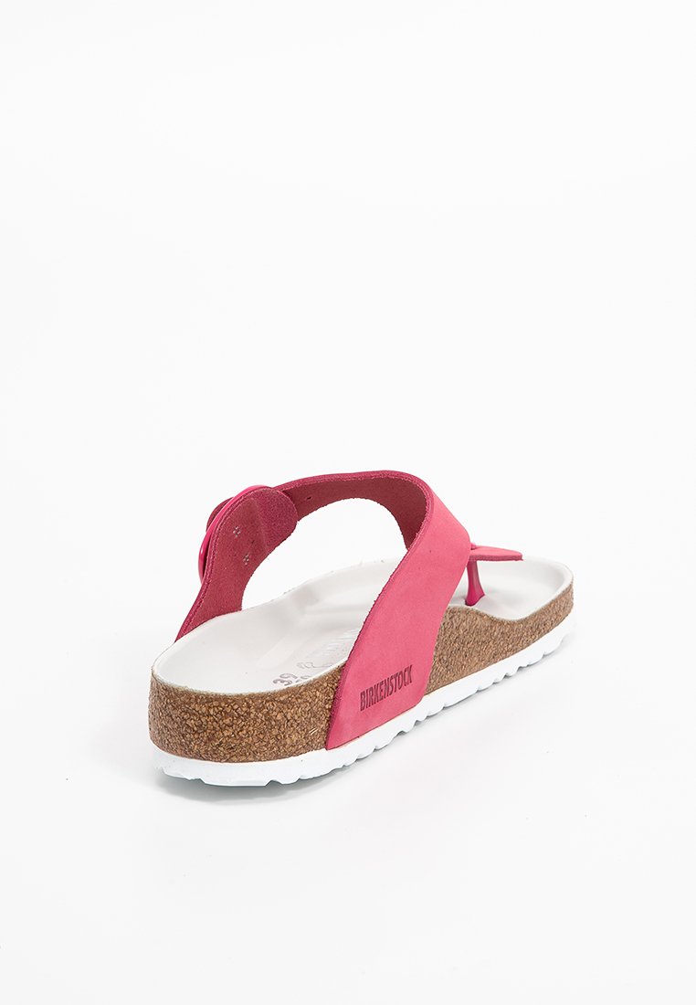 Rosa Sandale mit einem weichen Wildleder-Obermaterial, Korkfußbett und weißer Gummisohle. Verfügt über eine Zehenöffnung und einen verstellbaren Riemen für eine optimale Passform.