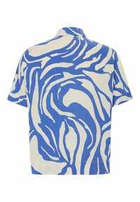 Camicia a maniche corte in tessuto bianco con audaci motivi astratti a onde blu, caratterizzata da un colletto e un design rilassato.