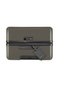 Hartschalentrolley in Olivgrün mit strukturiertem Oberflächen, schwarzem Reißverschluss, Zahlenkombination Schloss und angehängtem schwarzen ID-Tag.