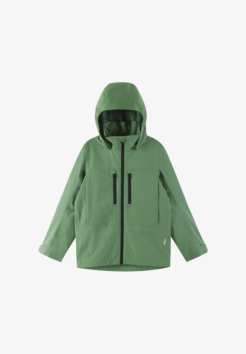 Grøn vandtæt jakke med hætte, der har en frontlynlås, to lommer med sorte lynlåse og lange ærmer. Glat stoftekstur.