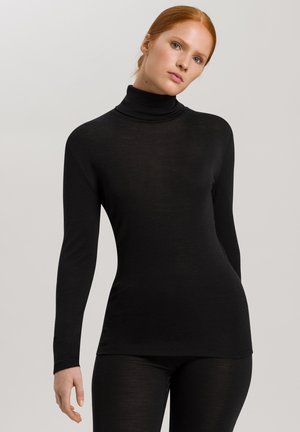 Musta poolikauluspaita, joka on valmistettu sileästä ja kevyestä kankaasta. Paitassa on pitkät hihat ja muotoileva siluetti, pehmeä tuntuma ja minimalistinen muotoilu.