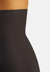 Højtaljede sorte shaping-shorts lavet af glat, strækbart stof med et bølget sømdesign og en elastisk talje for komfort.