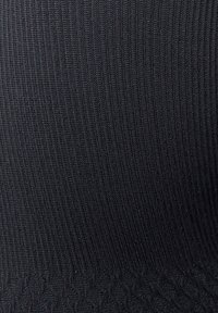 Schwarzer, gerippter Stoff mit glatter Textur, der am unteren Rand ein gestricktes Muster aufweist. Das Material ist weich und dehnbar.