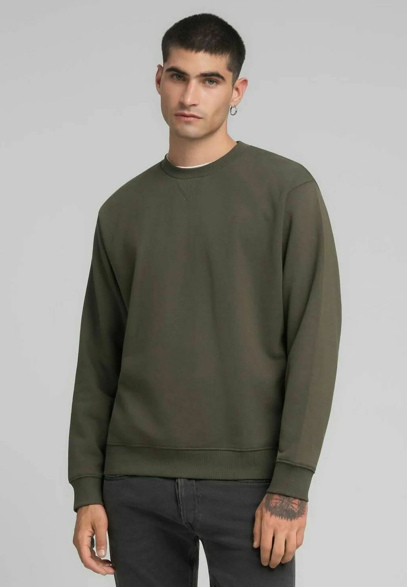 Felpa verde oliva realizzata in tessuto morbido, con scollo rotondo, polsini a coste e orlo dritto. Design minimalista, senza motivi evidenti.