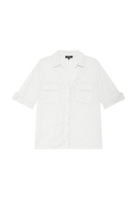 Camisa blanca de manga corta con cierre de botón, dos bolsillos en el pecho y un corte relajado. La tela parece ligera y texturizada.