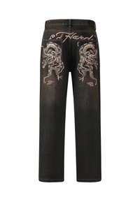 Jeans de mezclilla negra con un corte holgado, que presentan un intrincado bordado de dragón en blanco y naranja en los bolsillos traseros, y un logo arriba.