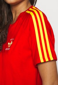adidas Originals STRIPES SPORTS INSPIRED REGULAR DRESS - Obleka iz džersija - red