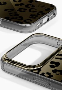 Twee transparante telefoonhoesjes met zwart-gouden luipaardprint, voorzien van nauwkeurige uitsparingen voor knoppen en poorten.
