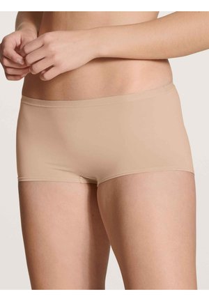 Nude boyshorts gemaakt van een gladde stof, met een elastische tailleband en naadloos ontwerp, die een nauwsluitende, comfortabele pasvorm bieden.