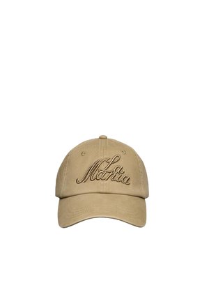 Beżowa czapka bejsbolowa z zakrzywionym daszkiem i wyhaftowanym kursywą napisem „La Mafia” na przednim panelu, widocznych sześć otworów wentylacyjnych.
