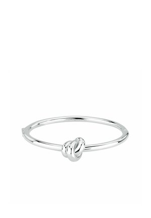 Bracciale rigido in argento con dettaglio di nodo intrecciato al centro su sfondo bianco.