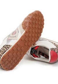 Zapatillas deportivas con un diseño de materiales mixtos que presentan un patrón de leopardo, malla blanca, acentos rojos y una suela de goma texturizada con tacos.