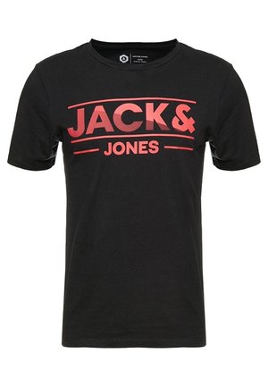 Camiseta de algodón negra con un atrevido gráfico rojo de "JACK & JONES" en diferentes tipografías. Manga corta y cuello redondo.