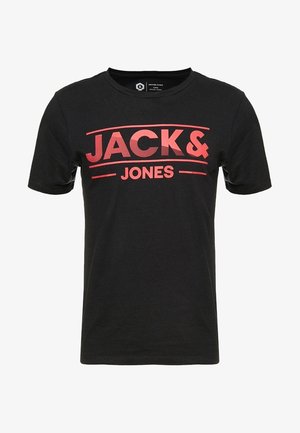 Schwarzes Baumwoll-T-Shirt mit einem auffälligen roten "JACK & JONES"-Grafik in verschiedenen Schriftarten. Kurze Ärmel und ein runder Halsausschnitt.