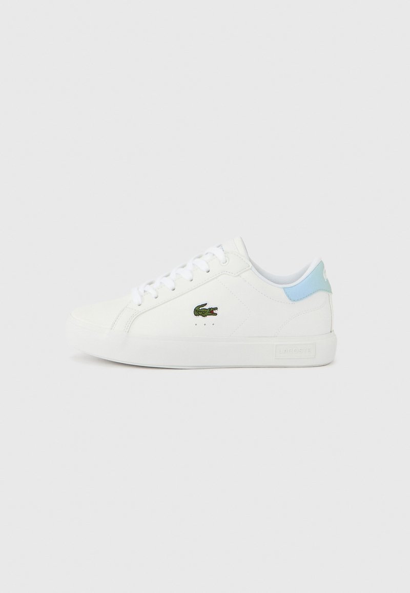 Λευκό αθλητικό παπούτσι με λείο δερμάτινο επάνω μέρος, που διαθέτει γαλάζια ταμπέλα στη φτέρνα, πράσινο κεντητό λογότυπο κροκοδείλου και λευκά κορδόνια.